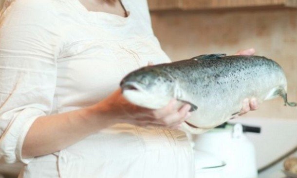 Διαβάστε γιατί τα πολλά ψάρια στην εγκυμοσύνη δίνουν παραπανίσια κιλά στα παιδιά